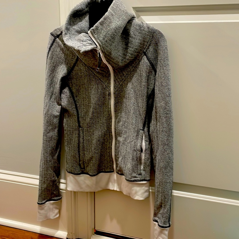 Lululemon jacket size 4